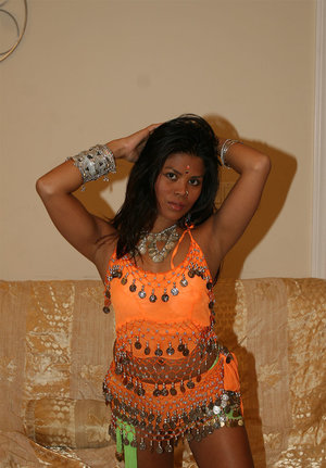 18 year old girl Ella Woods nudes on a vibrator after slowly removing clothing